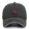 Vista frontale di un cappello da baseball nero lavato con ricamo di un piccolo cuore rosso. - Taglia unica / Verde Militare