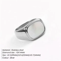 Dettaglio dell'anello a sigillo rettangolare in acciaio inossidabile argento con faccia 10x14mm - Taglia US 5 / Conchiglia Bianca Colore Argento