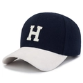 Dunkelblaue Woll-Baseballkappe mit cremefarbenem Schirm und weißer H-Stickerei im Detail - Marineblaue Krone Cremeweiße Krempe