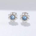 Dettaglio macro di orecchini a fiore in argento con zircone blu e perle bianche - Argento 925 / Argento
