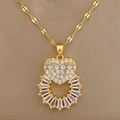 Makroaufnahme der goldenen Herz-Halskette mit weißen Zirkonia und Kristallen - Herz Kreis Mikro-Inlay Stil (J316) / Gold