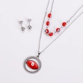 Detalle de collar plateado de doble capa con colgantes de ojos rojos y pendientes a juego - Rojo Acero