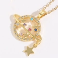 Halskette mit Saturn-Anhänger in 14K Gold-Finish und bunten Zirkon-Sternen - XL2118-3 Saturn Planet Bunter Zirkonia / Gold