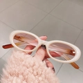 Ovale cremeweiße Sonnenbrille mit rosa Verlaufsgläsern und Bügeln in Bernstein-Optik - Perlweiß + Hellrosa Gläser