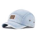 Gorra camp de mezclilla azul claro con parche marrón y ojales de cobre de estilo vintage - Azul claro