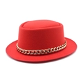 Détail d'un chapeau fedora rouge en laine avec une grosse chaîne cubaine dorée - Rouge
