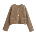 Détail d'un cardigan en maille avec trois boutons dorés et poches plaquées - S / Camel