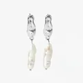 Barok pareloorbellen in zilveren afwerking met lange onregelmatige hangers - Zilver (D2837)