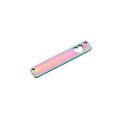Primer plano de colgante rectangular arcoíris con corazón calado y doble orificio - 1.5*6*35mm / Arcoíris