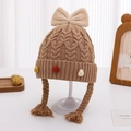Dettaglio di un cappello in maglia marrone per neonati con fiocco e trecce - 48-50 (5-15) / Kaki