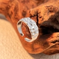 Minimalistische open zilveren roestvrijstalen ring met hamerslagtextuur op houtoppervlak - Zilver (JZ-YS490-S)