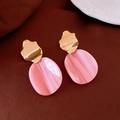 Boucles d'oreilles dorées avec pendentifs ovales en résine texture marbre rose - Boucles d'oreilles ovales irrégulières texture marbre rose