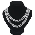 Detail van twee zilveren Cuban link kettingen met diamanten op een zwarte hals buste - Zilver 16 inch (40 cm)