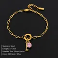 Elegante 14K vergulde roestvrijstalen armband met sleutel en roze edelsteenhanger - Letter I