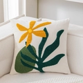 Samt-Kissenhülle mit gelber Blumenstickerei und grünen Blättern auf einem Stoffsofa - 45*45cm Ohne Kern / Blume
