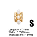Dettaglio macro del ciondolo placcato oro con perle e zirconi, 7x13x13 mm - Perla Ciondolo (s)