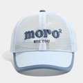 Dettaglio della trama a rete e del ricamo moro sul cappellino azzurro chiaro - 50cm (1-3 anni) / Azzurro