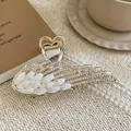 Elegante molletta per capelli dorata con ali d'angelo, pietre occhio di gatto e strass - Bianco