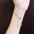 Detail der 18K Schlangenkette Goldarmband mit verstellbarer Perle am Handgelenk - Armband / Gold