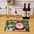 Detailweergave van gebreide kerstplacemat op houten tafel met feestelijke decoratie - Kerstman