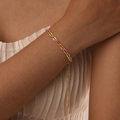 Detail eines 18K Gold-Edelstahlarmbands mit bunten Emaille-Gliedern und verstellbarem Ende - Gold