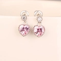 Roze hartvormige kristallen oorbellen met zilveren haken en kleine diamantjes - Roze Zirkon Witgoud Verguld