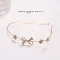 Diadema vintage dorada con mariposas de cristal y flores sobre un fondo blanco - Lazo Dorado
