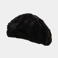 Primer plano de la textura de piel sintética negra de la boina de invierno para mujer - M (56-58cm) / Negro