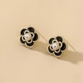 Detailansicht der Retro-Blumenohrstecker aus schwarzer Emaille mit eleganten Perlen - Schwarze Kamelien-Ohrringe (925er Silberstift)
