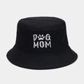 Gros plan sur la broderie blanche DOG MOM et patte sur le chapeau bob noir - Taille unique / Noir