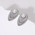 Pendientes de concha plateados con perlas blancas sobre un pedestal de piedra blanca - Plateado