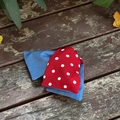 Dettaglio di elastico per capelli in denim e pois rossi su sfondo di legno rustico - Fermaglio per Capelli in Tessuto Patchwork (XY-418)