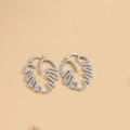 Dettaglio degli orecchini a foglia di monstera in argento con zirconi bianchi lucidi - Base argentata con zircone bianco