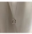 Dettaglio macro del ciondolo ovale in argento con texture a onde irregolari - XL0052 / Argento