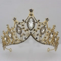 Dettaglio della corona da sposa barocca dorata con strass bianchi e grandi pietre preziose - Oro Zircone Bianco