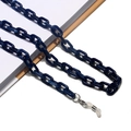 Detalle de cadena para gafas de acrílico mármol azul oscuro sobre un cuaderno blanco - Azul oscuro