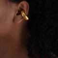 Earcuff ancho de acero de titanio dorado pulido para orejas sin perforación - Clip de oreja dorado / Dorado