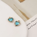 Vue détaillée de deux pendentifs cœur en zircon bleu avec cadres dorés pour bijoux DIY - 10*12mm / Aqua