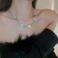 Detail einer silbernen Herz-Halskette mit funkelnden Diamanten an einem Model - Silberne Fünf Herzförmige Vollstrass-Halskette
