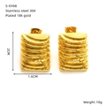 Detailansicht quadratischer Edelstahl-Ohrringe mit 18k Goldbeschichtung und Maßangaben - Rechteckiger Gestreifter Falten Stil (S-E498)