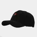 Detailaufnahme einer Cord-Baseballkappe mit hochwertiger Stickerei einer roten Rose - Schwarz