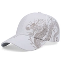 Dettaglio del cappellino bianco in cotone con stampe di draghi cinesi grigi sul lato - Taglia unica / Bianco