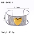 Detail van de tweekleurige stalen armband met afmeting 7,0 cm en gewicht 23,6 g - Tweekleurig Gouden Hart Draad Omwikkeld Model (NB-B6151) / 18K goud