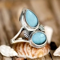 Anello vintage boho in argento con pietre blu e dettagli incisi su una conchiglia - US 6