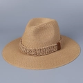 Vue détaillée du chapeau fedora en paille à bord large avec ruban tressé élégant. - M(56-58cm) / Kaki