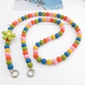 Lanière de téléphone en perles mates colorées avec fleur verte et fermoirs argentés - Multicolore Macaron