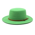 Détail d'un chapeau de feutre vert avec une bande en cuir marron et une boucle dorée - M (56-58cm) / Vert Herbe