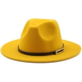Détail d'un chapeau fedora jaune vif avec ruban en cuir noir et boucle en métal argenté - M (56-58cm) / Jaune