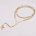 Detalle macro del collar de rosario dorado con colgante de cruz y una medalla religiosa - 70cm / Dorado