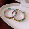 Vue détaillée de créoles bohèmes avec des perles de cristal multicolores sur argent - Argent (Tige en argent)
